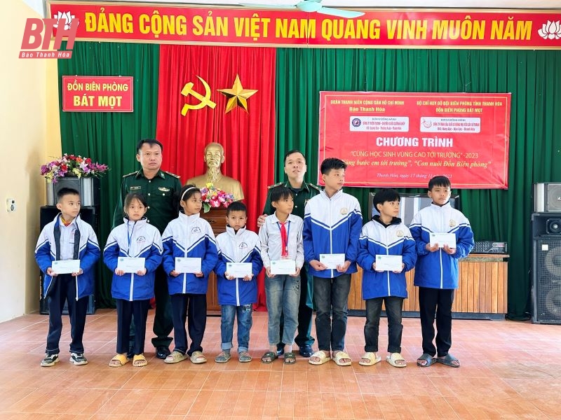 Chương trình thiện nguyện “Cùng học sinh vùng cao tới trường”