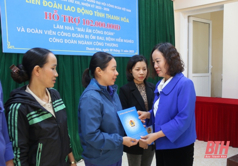 LĐLĐ tỉnh trao kinh phí hỗ trợ xây dựng “Mái ấm công đoàn”, tặng quà đoàn viên ốm đau, bị bệnh hiểm nghèo