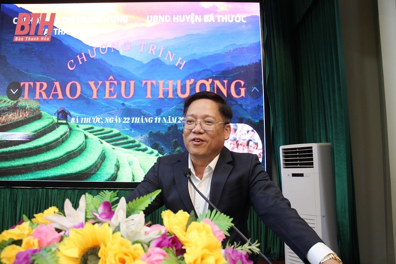 Chi hội báo chí Trung ương tại Thanh Hóa trao quà cho học sinh huyện Bá Thước