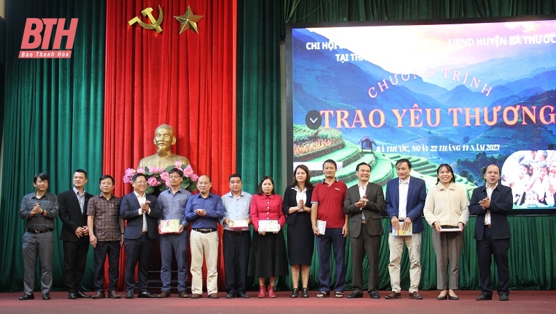 Chi hội báo chí Trung ương tại Thanh Hóa trao quà cho học sinh huyện Bá Thước