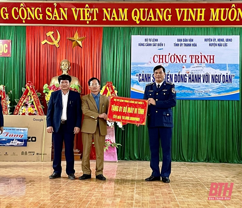 Cảnh sát biển đồng hành với ngư dân