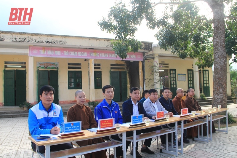 “Tết ấm cho em” đến với học sinh có hoàn cảnh khó khăn huyện Thường Xuân