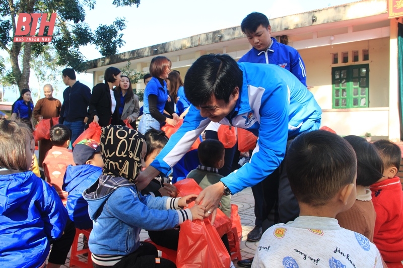 “Tết ấm cho em” đến với học sinh có hoàn cảnh khó khăn huyện Thường Xuân