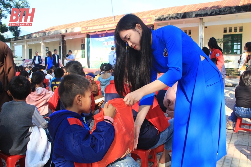 “Tết ấm cho em” đến với học sinh có hoàn cảnh khó khăn huyện Thường Xuân