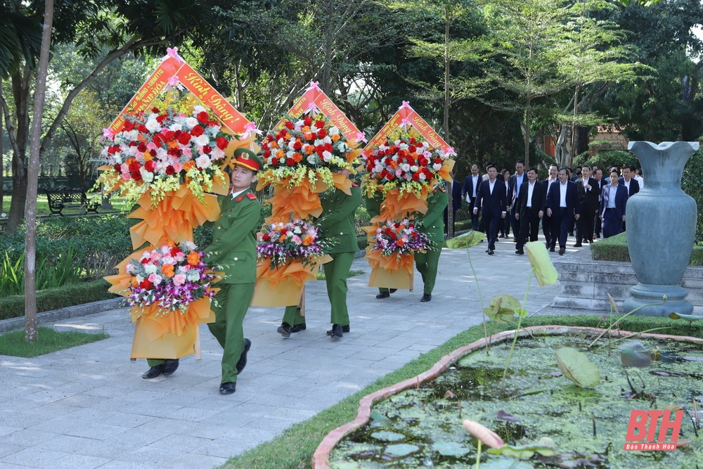 Đoàn đại biểu 3 tỉnh Thanh Hóa - Nghệ An - Hà Tĩnh dâng hương tưởng niệm Chủ tịch Hồ Chí Minh